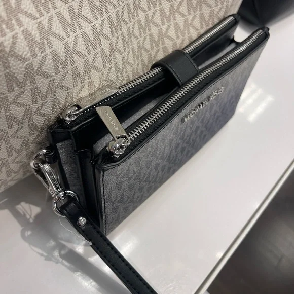 MICHAEL KORS Jet Set Lg Ombré Signature Logo Double Zip Wristlet Phone Holdr
NWT - Picture 13 of 16